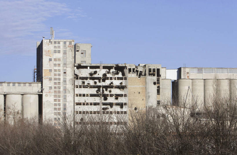 无人,横图,室外,白天,正面,植物,建筑,欧洲,克罗地亚,阴影,破旧,陈旧,光线,影子,云,云朵,枝条,云彩,树,树木,树枝,蓝色,绿色,白云,蓝天,天空,阳光,自然,天,生长,成长,自然风光,修建,修筑,伤害,克罗地亚共和国,损伤,虬枝,枝杈,毁伤,损害,彩图