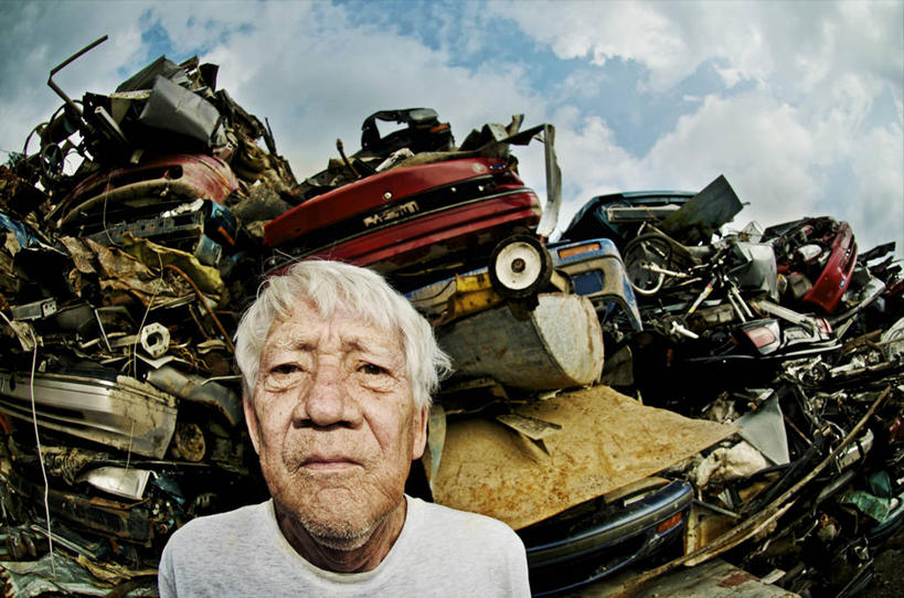 西方人,一个人,站,横图,室外,白天,正面,欧洲,加拿大,欧洲人,仅一个男性,仅一个人,一堆,许多,废弃,压扁,阴影,堆叠,堆积,光线,影子,云,云朵,车辆,凌乱,云彩,注视,破坏,破损,蓝色,白云,蓝天,天空,阳光,天,观察,看,站着,仅一个老年男性,观看,堆,垃圾场,损坏,察看,混乱,北美,北美洲,关注,美洲,省会,北亚美利加洲,亚美利加洲,魁北克,魁北克城,魁北克省,魁北克市,纷乱,缭乱,庞杂,老年男性,男人,男性,白种人,站立,半身,彩图