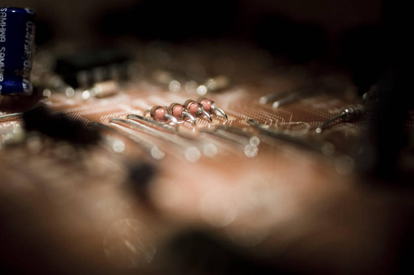 无人,横图,俯视,室外,特写,白天,电路,阴影,朦胧,模糊,光线,电路板,影子,灯光,焊接,彩图,高角度拍摄