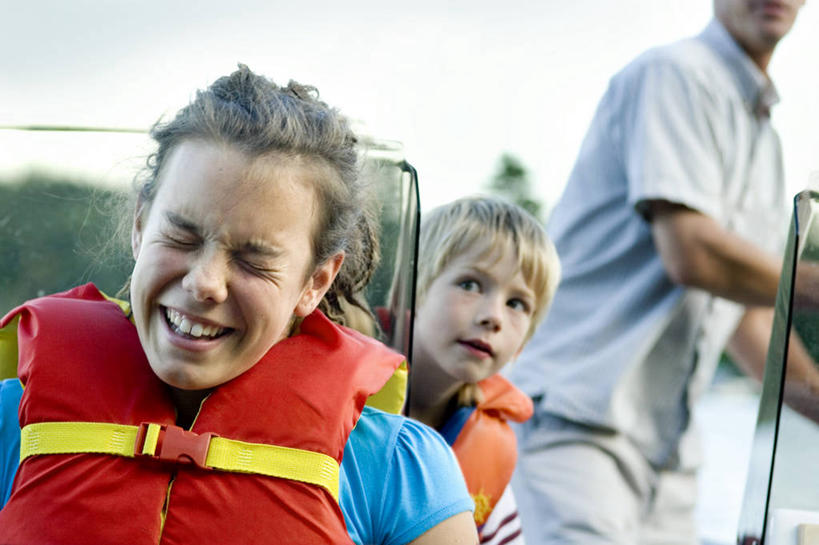 西方人,儿童,三个人,站,坐,闭眼,横图,室外,特写,白天,正面,旅游,度假,纯洁,美景,欧洲,欧洲人,阴影,服装,朦胧,模糊,光线,救生衣,影子,景观,云,云朵,云彩,注视,休闲装,娱乐,座位,小孩,衣服,蓝色,白云,蓝天,天空,阳光,自然,天,观察,看,站着,张嘴,享受,休闲,休闲服,景色,放松,可爱,童年,童趣,服饰,晴朗,观看,紧张,察看,关注,自然风光,张大嘴巴,童真,烂漫,无邪,重要,告急,浮水衣,严重,天真,男孩,男人,男性,女孩,女人,女性,中年男性,白种人,晴空,张开嘴,闭眼睛,闭着眼,闭着眼睛,站立,坐着,半身,彩图,男生,女生