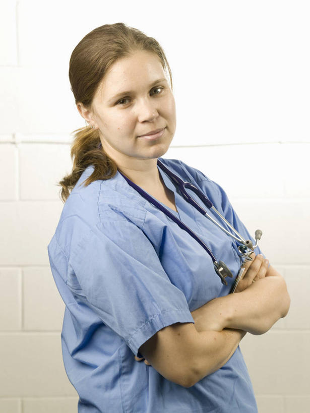 西方人,脸,头,脸颊,头发,一个人,护士,笑,双手交叉,微笑,竖图,室内,白天,正面,工作服,制服,欧洲,欧洲人,仅一个女性,仅一个人,阴影,光线,影子,灯光,蓝色,仅一个中年女性,金色,双手抱胸,白衣天使,工作制服,听筒,女人,女性,中年女性,白种人,头部,脸部,脸蛋,面部,半身,彩图,工作套服