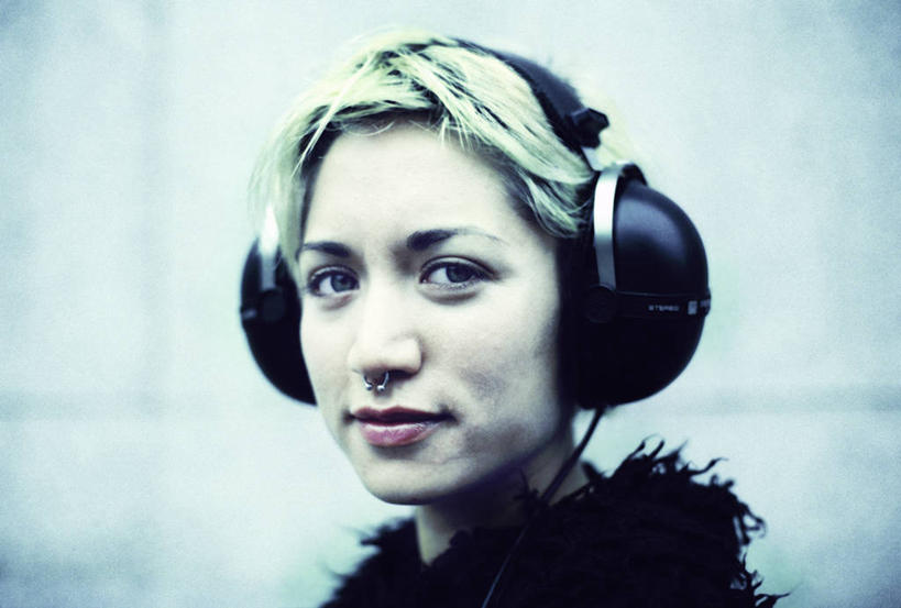 东方人,脸,头,脸颊,一个人,站,横图,室外,白天,正面,快乐,满意,幸福,金属制品,亚洲,仅一个年轻女性,仅一个女性,仅一个人,一副,朦胧,模糊,装饰,金属,音响,音乐,扭头,注视,黄种人,娱乐,耳机,观察,看,站着,转头,享受,休闲,放松,观看,华丽,修饰,点缀,察看,舒适,享乐,关注,鼻环,衬托,美观,雅致,雅观,年轻女性,女人,女性,亚洲人,头部,脸部,脸蛋,面部,站立,半身,彩图