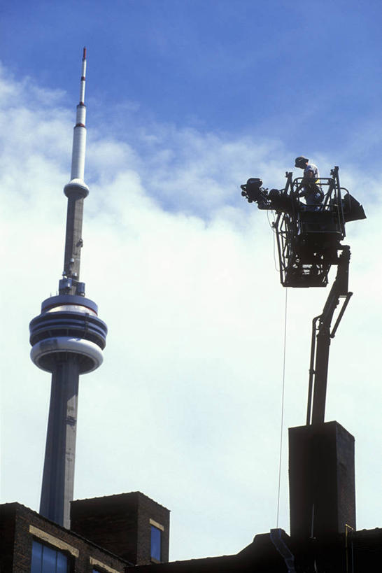 西方人,一个人,站,竖图,室外,白天,仰视,旅游,度假,标志建筑,地标,建筑,欧洲,加拿大,欧洲人,仅一个男性,仅一个人,仅一个中年男性,阴影,光线,影子,云,云朵,云彩,娱乐,建设,蓝色,白云,蓝天,天空,阳光,天,站着,享受,休闲,旅游胜地,放松,晴朗,北美,北美洲,美洲,电视塔,多伦多,省会,北亚美利加洲,亚美利加洲,加拿大多伦多电视塔,加拿大国家电视塔,CN电视塔,安大略省,安省,北方好莱坞,多伦多市,西恩塔,男人,男性,中年男性,白种人,晴空,站立,彩图,低角度拍摄,全身