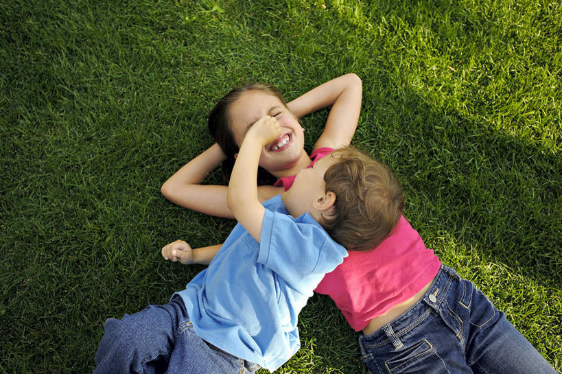 西方人,儿童,两个人,躺,闭眼,笑,微笑,露齿笑,横图,俯视,室外,白天,草地,草坪,植物,欧洲,欧洲人,阴影,服装,裤子,光线,影子,依偎,牛仔裤,休闲装,草,小孩,衣服,红色,蓝色,绿色,阳光,靠,靠着,倚靠,休闲,游玩,休闲服,服饰,倚着,依附,依赖,投靠,顽耍,卧着,男孩,男人,男性,女孩,女人,女性,白种人,闭眼睛,闭着眼,闭着眼睛,躺着,玩耍,卧,半身,彩图,高角度拍摄,男生,女生