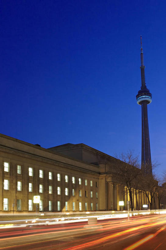 无人,竖图,室外,夜晚,仰视,度假,美景,窗户,城市风光,城市,道路,路,路灯,公路,照明,加拿大,一排,朦胧,模糊,整齐,景观,灯光,交通,娱乐,玻璃窗,灯,排列,蓝色,蓝天,天空,天,享受,休闲,景色,放松,晴朗,照亮,北美,北美洲,照明设备,队列,美洲,电视塔,多伦多,万里无云,省会,北亚美利加洲,亚美利加洲,加拿大多伦多电视塔,加拿大国家电视塔,CN电视塔,安大略省,安省,北方好莱坞,多伦多市,西恩塔,晴空,晴空万里,马路,彩图,低角度拍摄