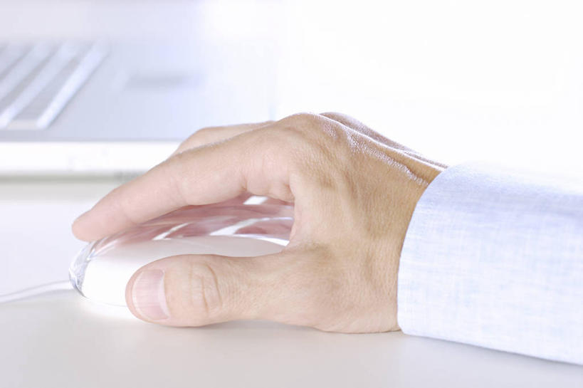 西方人,手,指甲,一个人,横图,俯视,室内,特写,白天,鼠标,键盘,欧洲,欧洲人,仅一个男性,仅一个人,仅一个中年男性,阴影,光线,影子,灯光,输入设备,通讯设备,手部,操纵,操作,通信设备,驾驭,利用,把持,支配,男人,男性,中年男性,白种人,手指甲,半身,彩图,高角度拍摄