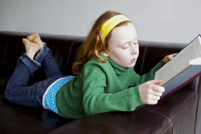 西方人,儿童,一个人,横图,俯视,室内,白天,看书,阅读,纯洁,沙发,书籍,欧洲,欧洲人,仅一个女性,仅一个人,握,学习,阴影,服装,光线,影子,墙,灯光,拿,拿着,翘脚,注视,休闲装,墙壁,墙面,小孩,衣服,书本,观察,看,趴着,仅一个小孩,休闲,休闲服,皮质,可爱,童年,童趣,读书,浏览,握着,服饰,观看,察看,关注,布艺沙发,童真,烂漫,无邪,天真,女孩,女人,女性,白种人,孩子,书,图书,趴,彩图,高角度拍摄,全身,女生