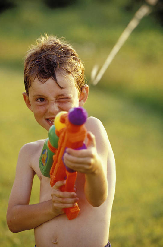 西方人,儿童,一个人,站,竖图,室外,特写,白天,正面,旅游,度假,游戏,纯洁,草地,草坪,美景,水,植物,玩具,欧洲,欧洲人,仅一个男性,仅一个人,握,阴影,飞溅,朦胧,模糊,溅,光线,液体,影子,景观,水滴,拿,玩,拿着,注视,娱乐,水珠,草,树,树木,小孩,绿色,阳光,自然,观察,看,站着,仅一个小孩,享受,休闲,景色,放松,可爱,童年,童趣,益智,握着,生长,成长,观看,活动,察看,玩具枪,发泄,关注,喷洒,消遣,智力,自然风光,洒水枪,对准,瞄准,童真,烂漫,无邪,宣泄,天真,男孩,男人,男性,白种人,孩子,玩耍,嬉戏,站立,半身,彩图,男生