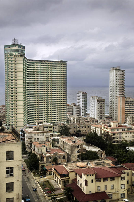 无人,家,高楼大厦,竖图,俯视,室外,白天,度假,美景,植物,城市风光,城市,大厦,建筑,摩天大楼,古巴,阴影,光线,影子,房屋,屋子,景观,云,云朵,云彩,娱乐,楼房,住宅,树,树木,蓝色,绿色,白云,蓝天,天空,阳光,楼宇,天,享受,休闲,景色,放松,生长,晴朗,成长,北美,北美洲,美洲,北亚美利加洲,亚美利加洲,古巴共和国,晴空,彩图,高角度拍摄,房子,大楼,高层建筑,高楼,摩天楼