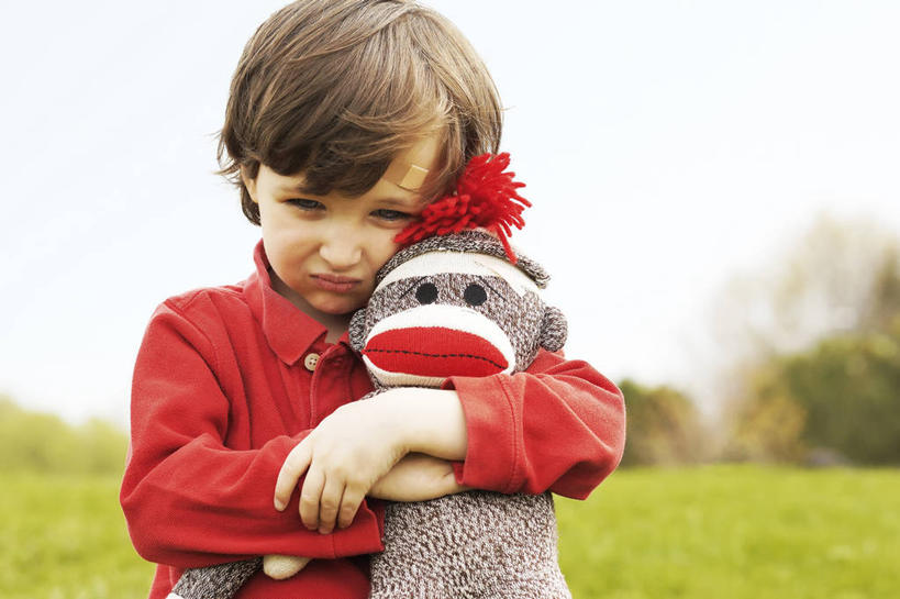 西方人,儿童,一个人,站,抱,横图,室外,特写,白天,仰视,旅游,度假,游戏,失败,纯洁,草地,草坪,美景,植物,玩具,欧洲,加拿大,欧洲人,仅一个男性,仅一个人,阴影,服装,沮丧,光线,影子,景观,玩,注视,休闲装,娱乐,草,树,树木,小孩,衣服,蓝色,绿色,蓝天,天空,阳光,自然,天,观察,看,靠,靠着,倚靠,站着,仅一个小孩,享受,休闲,难受,休闲服,景色,放松,可爱,童年,童趣,益智,无奈,服饰,布娃娃,生长,晴朗,成长,抱着,观看,活动,失望,悲伤,察看,北美,北美洲,伤心,搂着,倚着,难过,发泄,关注,消遣,智力,自然风光,失落,美洲,童真,烂漫,无邪,多伦多,颓废,万里无云,省会,挫败,北亚美利加洲,亚美利加洲,受挫,落败,落空,错过,失足,失意,失策,失算,颓丧,衰颓,悲哀,懊丧,颓靡,气馁,丧气,宣泄,安大略省,安省,北方好莱坞,多伦多市,败北,挫折,失利,天真,男孩,男人,男性,白种人,孩子,晴空,晴空万里,怀抱,搂,搂抱,玩耍,嬉戏,相抱,拥抱,站立,半身,彩图,低角度拍摄,男生