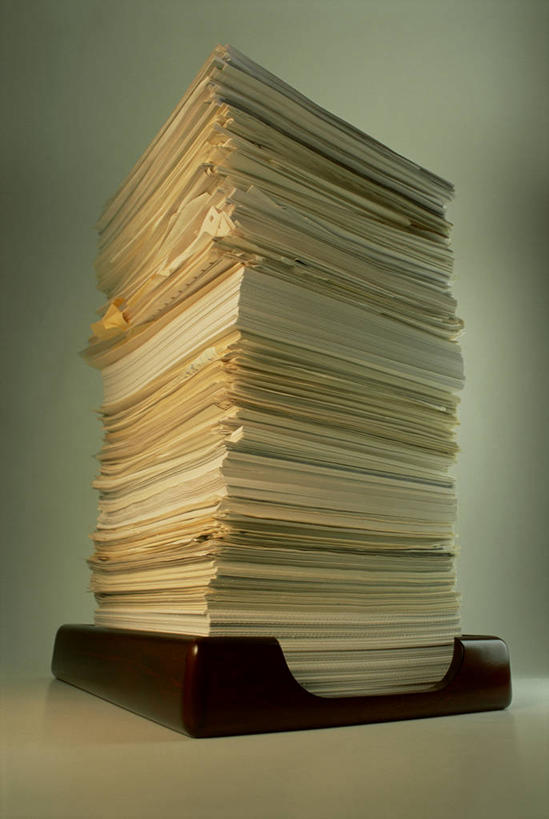 无人,竖图,室内,特写,白天,仰视,一堆,阴影,堆叠,堆积,朦胧,模糊,光线,材料,档案,文件,影子,支架,墙,灯光,墙壁,墙面,阳光,资料,堆,文档,彩图,低角度拍摄