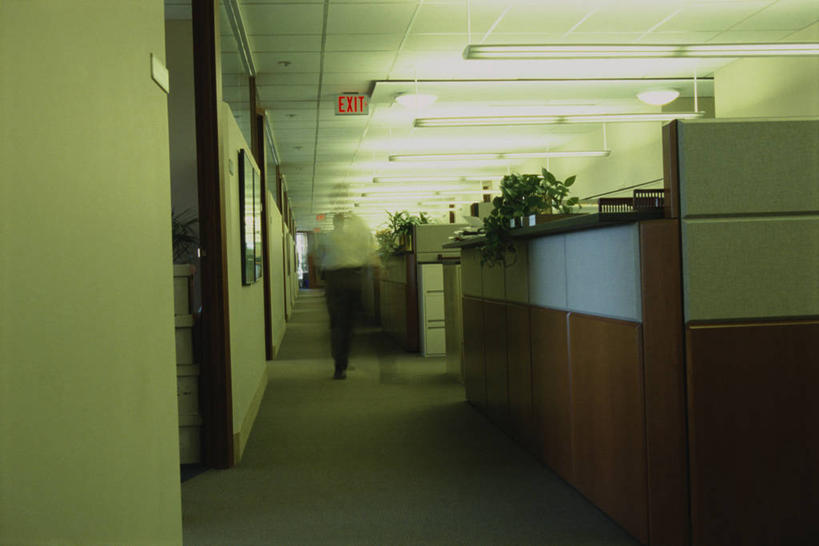 西方人,一个人,走,横图,室内,白天,正面,运动模糊,柜子,门,照明,欧洲,欧洲人,仅一个男性,仅一个人,一排,阴影,服装,朦胧,模糊,整齐,光线,木制,灯泡,影子,墙,扭头,注视,休闲装,墙壁,墙面,灯,排列,衣服,阳光,木制品,橱柜,灯具,门框,日光灯,观察,看,转头,仅一个老年男性,休闲,休闲服,服饰,白炽灯,观看,照亮,察看,队列,关注,照明工具,白炽灯泡,老年男性,男人,男性,白种人,步行,散步,走路,彩图,全身