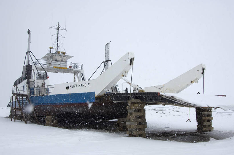 无人,横图,室外,白天,正面,运动模糊,旅游,度假,技术,美景,雪,大雪,建筑,轮船,船,加拿大,阴影,朦胧,模糊,光线,影子,积雪,景观,乌云,雪景,云,阴天,云朵,冬季,冬天,云彩,娱乐,设备,施工,天空,阳光,自然,交通工具,天,享受,休闲,机械,起重机,景色,放松,寒冷,工程,北美,北美洲,昏暗,阴沉,自然风光,载具,美洲,北亚美利加洲,亚美利加洲,严寒,彩图