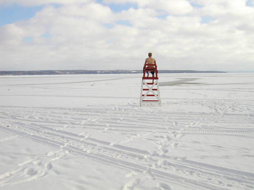 西方人,手,一个人,坐,横图,室外,白天,雪,大雪,欧洲,欧洲人,仅一个男性,仅一个人,仅一个中年男性,一张,覆盖,阴影,裤子,光线,影子,积雪,雪景,云,云朵,冬季,冬天,地面,云彩,注视,裸露,背面,蓝色,白云,蓝天,天空,阳光,天,观察,看,手部,寒冷,晴朗,观看,救生椅,察看,关注,裸,遮盖,严寒,笼罩,笼盖,男人,男性,中年男性,白种人,晴空,坐着,彩图,全身