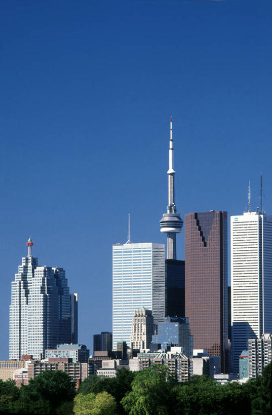 无人,高楼大厦,竖图,室外,白天,仰视,度假,美景,植物,城市风光,标志建筑,城市,大厦,地标,建筑,摩天大楼,加拿大,阴影,光线,影子,景观,娱乐,建设,树,树木,蓝色,绿色,蓝天,天空,阳光,自然,天,享受,休闲,景色,放松,生长,成长,北美,北美洲,自然风光,美洲,电视塔,多伦多,省会,北亚美利加洲,亚美利加洲,加拿大多伦多电视塔,加拿大国家电视塔,CN电视塔,安大略省,安省,北方好莱坞,多伦多市,西恩塔,彩图,低角度拍摄,大楼,高层建筑,高楼,摩天楼