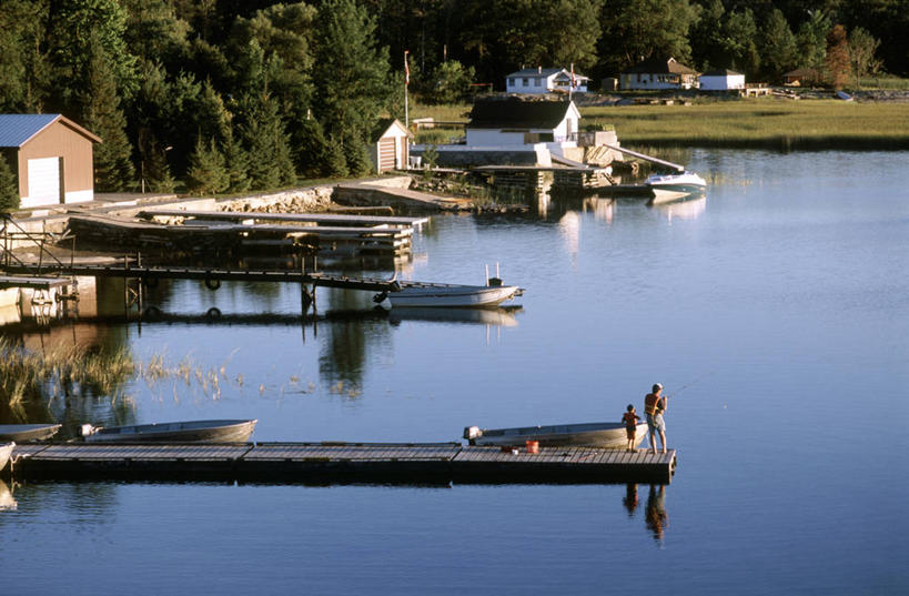 西方人,儿童,两个人,家庭,父亲,儿子,家,站,横图,俯视,室外,白天,旅游,度假,纯洁,草地,草坪,湖,湖泊,美景,水,植物,船,欧洲,加拿大,欧洲人,许多,阴影,光线,木板,影子,房屋,屋子,湖面,景观,水流,水面,桥,木船,木桥,娱乐,楼房,住宅,栈桥,草,树,树木,小孩,绿色,阳光,自然,交通工具,湖水,站着,享受,休闲,温暖,温馨,父子,一家人,景色,放松,父爱,可爱,童年,童趣,生长,成长,人行桥,木板桥,和睦,北美,舟,北美洲,自然风光,载具,美洲,童真,烂漫,无邪,北亚美利加洲,亚美利加洲,四座,天真,男孩,男人,男性,年轻男性,白种人,孩子,年轻人,站立,彩图,高角度拍摄,全身,房子,融洽,男生