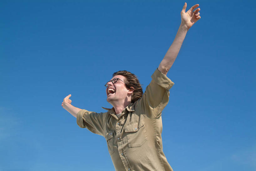 西方人,一个人,站,伸展双臂,横图,室外,白天,仰视,欧洲,欧洲人,仅一个男性,仅一个人,仅一个中年男性,阴影,服装,光线,影子,衣服,蓝色,灰色,蓝天,天空,阳光,天,站着,张嘴,一件,服饰,衣着,穿着,呐喊,张大嘴巴,衣饰,呼吁,叫嚣,男人,男性,中年男性,白种人,张开嘴,敞开双臂,伸开双臂,展开双肩,站立,张开手臂,张开双臂,半身,彩图,低角度拍摄