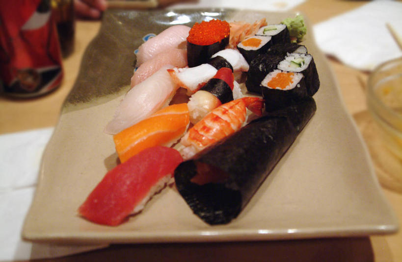 米饭,三文鱼,寿司,鱼子酱,无人,横图,俯视,室内,特写,白天,白色背景,烹饪,桌面,桌子,鲑鱼,餐具,一堆,阴影,堆叠,堆积,朦胧,模糊,装饰,光线,木制,碟子,盘,影子,陶瓷,灯光,日本料理,料理,食品,陶瓷制品,饭,菜肴,美食,食物,盘子,木制品,碟,日式料理,日式,摄影,佳肴,影棚,堆,华丽,修饰,大马哈鱼,各种各样,点缀,五谷,醋饭,撒蒙鱼,萨门鱼,冰海之皇,鲑,衬托,美观,雅致,雅观,马哈鱼,麻哈鱼,大麻哈鱼,四喜饭,彩图,高角度拍摄,影棚拍摄,拍摄