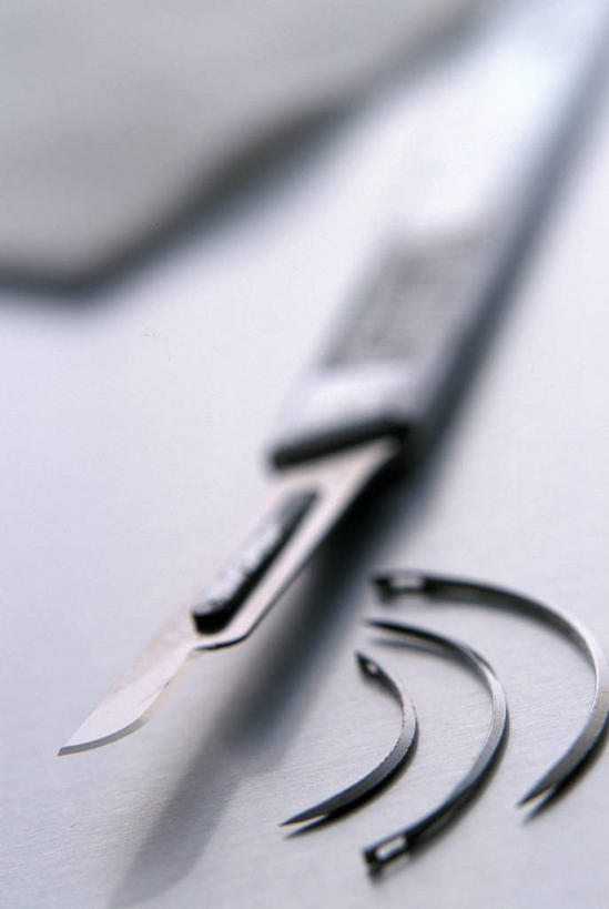 无人,竖图,俯视,室内,特写,白天,餐具,金属制品,阴影,朦胧,模糊,光线,金属,叉子,刀叉,刀子,影子,灯光,摄影,影棚,餐刀,餐叉,进餐用具,彩图,高角度拍摄,影棚拍摄,拍摄