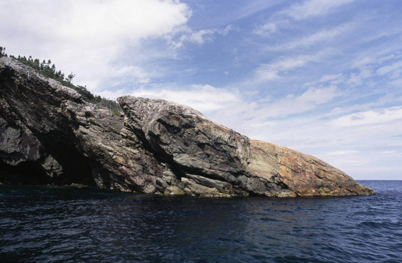 无人,横图,室外,白天,仰视,旅游,度假,石头,美景,山,山脉,加拿大,阴影,光线,石子,影子,景观,山峰,水平线,悬崖,云,云朵,辽阔,海平线,山峦,云彩,娱乐,蓝色,白云,蓝天,天空,阳光,自然,群山,天,享受,休闲,陡峭,广阔,景色,放松,晴朗,一望无际,北美,北美洲,自然风光,美洲,北亚美利加洲,亚美利加洲,绝壁,纽芬兰,纽芬兰省,笔陡,峻峭,无边无际,一马平川,石块,岩石,晴空,彩图,低角度拍摄,水天相接,水天一线