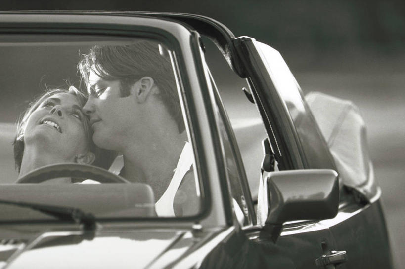 西方人,两个人,坐,吻,横图,黑白,室外,白天,正面,爱情,旅游,度假,汽车,欧洲,欧洲人,一辆,阴影,光线,影子,浪漫,注视,娱乐,车,阳光,交通工具,轿车,观察,看,亲昵,享受,休闲,温暖,温馨,恩爱,放松,亲密,亲热,恋人,观看,和睦,察看,关注,载具,亲切,密切,男人,男性,年轻男性,年轻女性,女人,女性,白种人,情侣,亲,亲吻,坐着,半身,伴侣,融洽