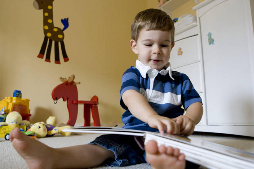 西方人,儿童,一个人,坐,横图,室内,白天,仰视,游戏,纯洁,柜子,欧洲,欧洲人,仅一个男性,仅一个人,条纹,服装,图纸,墙,玩,图画,注视,休闲装,娱乐,墙壁,墙面,小孩,衣服,蓝色,橱柜,观察,看,仅一个小孩,休闲,休闲服,可爱,童年,童趣,服饰,观看,活动,察看,发泄,关注,消遣,智力,童真,烂漫,无邪,张贴,宣泄,天真,男孩,男人,男性,白种人,孩子,玩耍,嬉戏,坐着,半身,彩图,低角度拍摄,男生