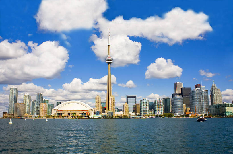 无人,高楼大厦,横图,室外,白天,正面,度假,海洋,美景,城市风光,标志建筑,城市,大厦,地标,建筑,摩天大楼,加拿大,阴影,光线,影子,景观,陆地,云,云朵,建筑群,云彩,娱乐,建设,蓝色,白云,蓝天,天空,阳光,天,享受,休闲,景色,放松,晴朗,北美,北美洲,美洲,电视塔,多伦多,省会,北亚美利加洲,亚美利加洲,加拿大多伦多电视塔,加拿大国家电视塔,CN电视塔,安大略省,安省,北方好莱坞,多伦多市,西恩塔,晴空,彩图,大楼,高层建筑,高楼,摩天楼
