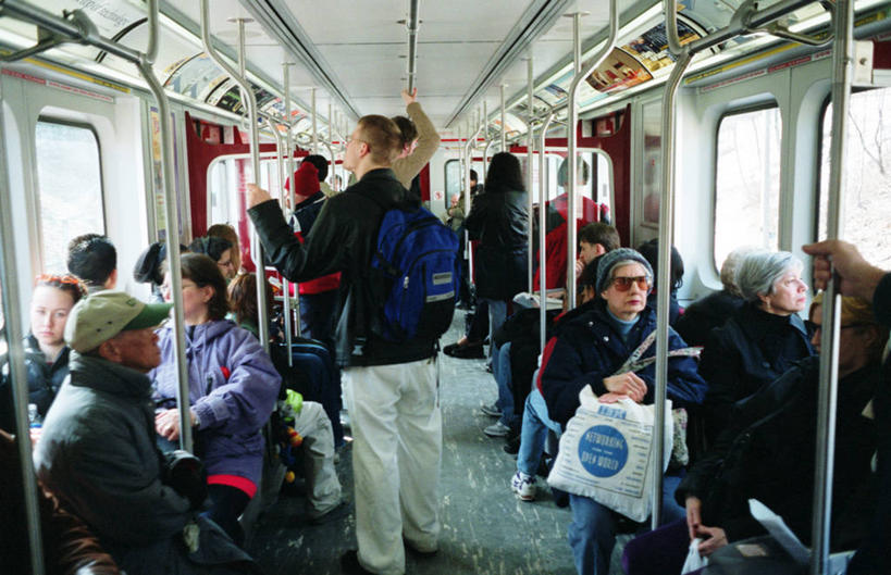 西方人,站,坐,横图,室内,白天,正面,购物,消费,地铁,袋子,帽子,欧洲,欧洲人,阴影,服装,光线,包装袋,扶手,墨镜,手提袋,眼镜,影子,购物袋,轨道交通,许多人,休闲装,运动帽,衣服,阳光,把手,太阳镜,太阳眼镜,站着,一群人,休闲,休闲服,鸭舌帽,遮阳镜,金融,服饰,购买,贸易,公交车拉手,男人,男性,年轻男性,年轻女性,女人,女性,白种人,拉手,站立,坐着,半身,彩图,地铁机动车,地下铁,轻轨