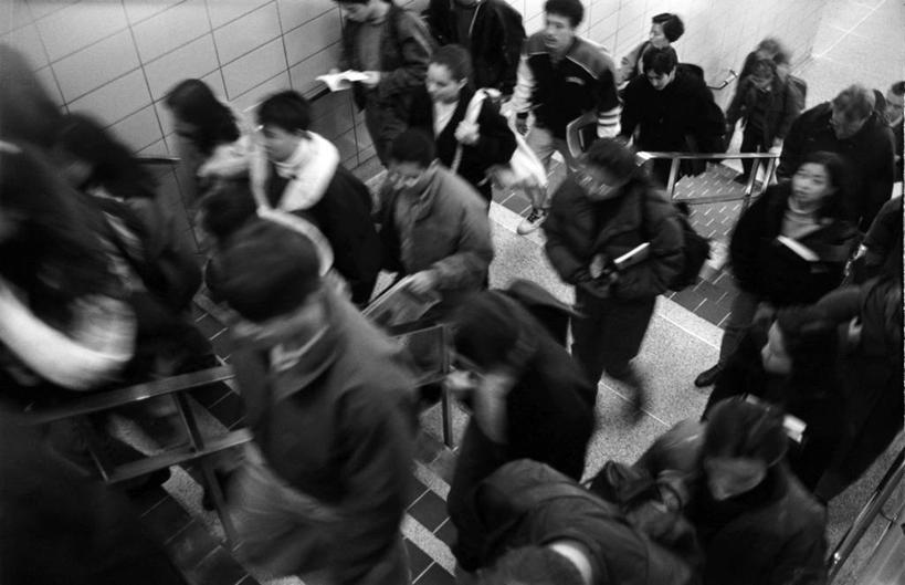 西方人,栏杆,走,横图,俯视,黑白,室内,白天,欧洲,欧洲人,服装,墙,围栏,走道,走廊,过道,许多人,休闲装,护栏,墙壁,墙面,衣服,一群人,休闲,休闲服,服饰,男人,男性,年轻男性,年轻女性,女人,女性,白种人,步行,散步,走路,半身,高角度拍摄