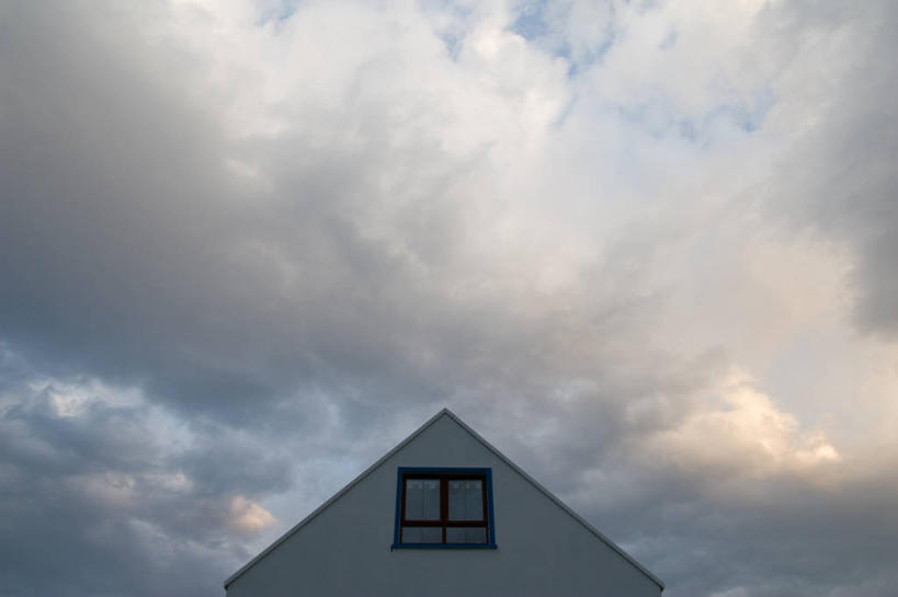 无人,家,横图,室外,白天,仰视,度假,美景,窗户,城市风光,城市,爱尔兰,欧洲,房屋,屋子,景观,云,云朵,云彩,娱乐,楼房,玻璃窗,住宅,蓝色,白云,蓝天,天空,天,享受,休闲,景色,放松,晴朗,西欧,爱尔兰共和国,阿尔斯特,阿尔斯特省,阿洛斯特,多尼戈尔,多尼戈尔郡,晴空,彩图,低角度拍摄,房子