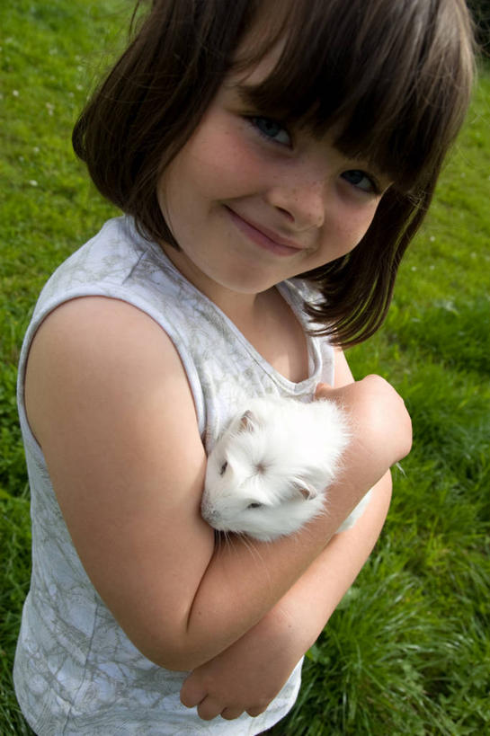 西方人,儿童,一个人,站,抱,笑,微笑,竖图,俯视,室外,白天,纯洁,草地,草坪,植物,野生动物,欧洲,欧洲人,仅一个女性,仅一个人,阴影,服装,光线,影子,注视,休闲装,草,一只,小孩,衣服,绿色,阳光,动物,观察,看,站着,仅一个小孩,休闲,休闲服,可爱,童年,童趣,服饰,活泼,抱着,观看,察看,搂着,关注,童真,烂漫,无邪,荷兰鼠,荷兰猪,天竺鼠,豚鼠,彩豚,天真,女孩,女人,女性,白种人,孩子,搂,搂抱,抬头,仰头,站立,半身,彩图,高角度拍摄,女生