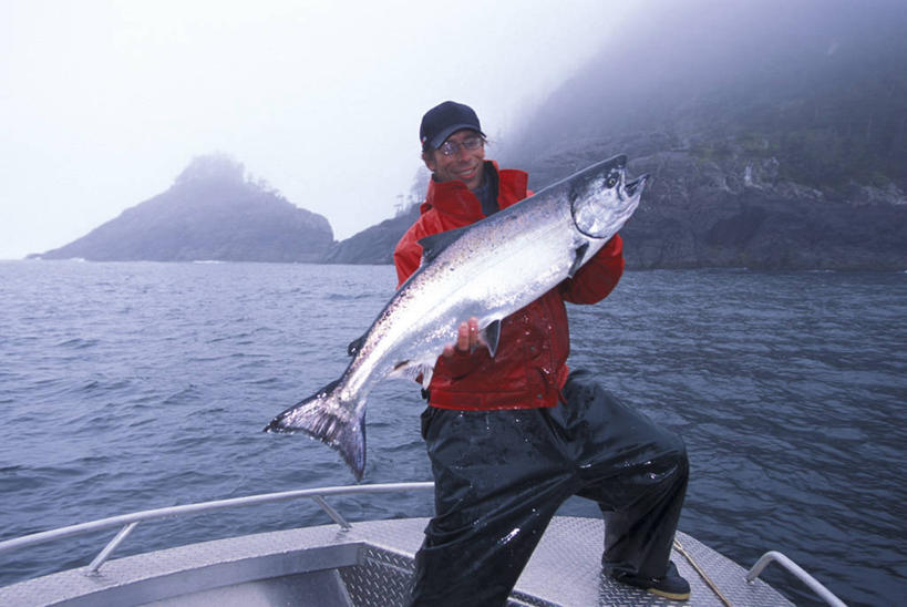 海鲜,三文鱼,西方人,一个人,渔夫,站,抱,横图,室外,白天,正面,旅游,度假,湖,湖泊,美景,山,山脉,水,鲑鱼,帽子,欧洲,加拿大,欧洲人,仅一个男性,仅一个人,阴影,服装,光线,鱼,影子,湖面,景观,山峰,水流,水面,山峦,休闲装,娱乐,运动帽,水产,鱼类,海洋生物,仅一个年轻男性,衣服,阳光,自然,湖水,群山,站着,享受,休闲,休闲服,鸭舌帽,景色,放松,服饰,抱着,大马哈鱼,北美,北美洲,搂着,自然风光,水生动物,海产品,美洲,水生物,海底动物,撒蒙鱼,萨门鱼,冰海之皇,鲑,北亚美利加洲,亚美利加洲,马哈鱼,麻哈鱼,大麻哈鱼,卑诗省,不列颠哥伦比亚,不列颠哥伦比亚省,夏洛特皇后群岛,男人,男性,年轻男性,白种人,捕鱼人,打鱼人,搂,搂抱,站立,半身,彩图,卑斯省