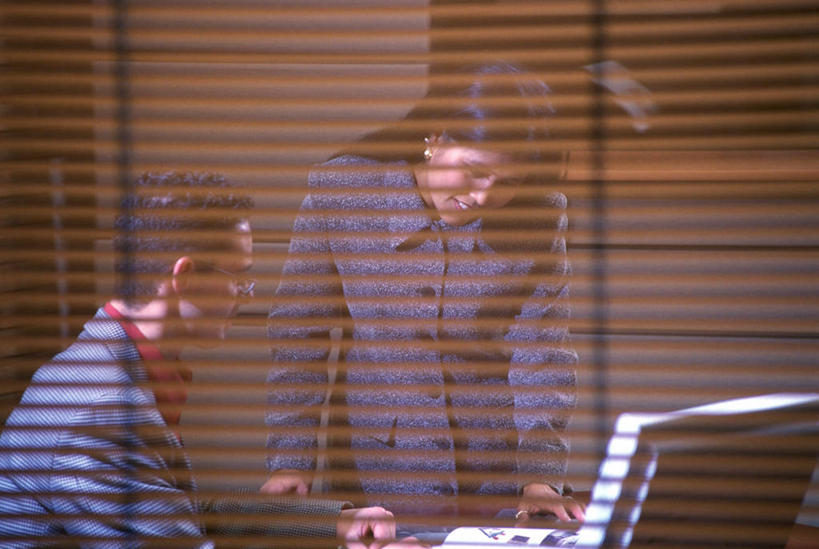 西方人,两个人,同事,商务人士,商务男性,商务女性,站,说,横图,室内,白天,正面,衬衫,讨论,成功,合作,团队,集体,信心,窗户,欧洲,欧洲人,套装,朦胧,模糊,百叶窗,注视,队伍,玻璃窗,低头,观察,看,站着,观看,察看,领导,成就,关注,商务装,合伙,领袖,工薪阶层,百页窗,交流,男人,男性,年轻女性,女人,女性,中年男性,白种人,白领,上班族,沟通,讲话,交谈,商讨,说话,谈话,站立,半身,彩图,衬衣