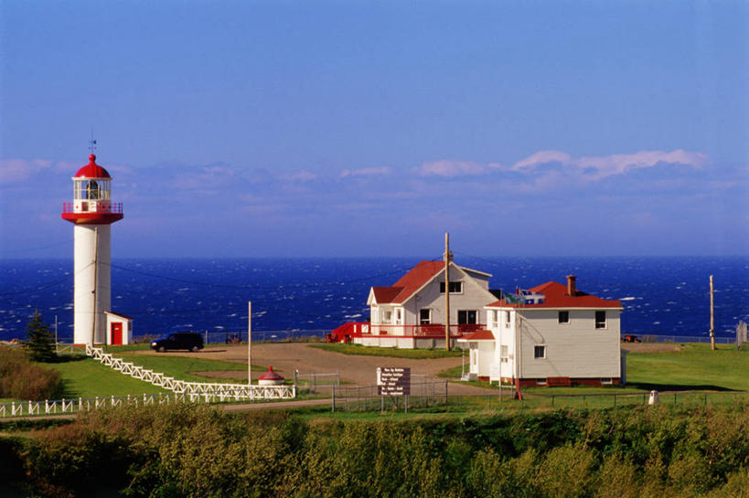 无人,家,栏杆,横图,俯视,室外,白天,旅游,度假,花海,花圃,美景,日落,植物,道路,叶子,加拿大,阴影,盛开,光线,信息,影子,房屋,屋子,景观,水平线,晚霞,霞光,落日,围栏,辽阔,灯塔,交通,海平线,花蕾,方向,娱乐,护栏,楼房,住宅,花,花瓣,花朵,花卉,鲜花,黄色,蓝色,绿色,蓝天,天空,阳光,自然,黄昏,花丛,花束,花田,天,花苞,花蕊,享受,休闲,广阔,景色,彩霞,放松,晴朗,引导,指引,一望无际,北美,北美洲,自然风光,美洲,万里无云,北亚美利加洲,亚美利加洲,航标,无边无际,一马平川,夕照,圣劳伦斯湾,晴空,晴空万里,夕阳,彩图,高角度拍摄,房子,水天相接,水天一线,导航,斜阳
