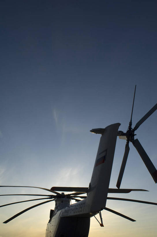 无人,竖图,室外,白天,仰视,农业,风力发电机,日落,风车,加拿大,阴影,环保,电力,光线,影子,晚霞,霞光,云,云朵,落日,云彩,设备,蓝色,白云,蓝天,天空,阳光,黄昏,天,发电,机械,彩霞,工业,能源,晴朗,资源,北美,北美洲,风力机,美洲,利用,低碳,首府,北亚美利加洲,亚美利加洲,西北地区,耶罗纳夫,夕照,耶洛奈夫,风力发电,晴空,夕阳,彩图,低角度拍摄,黄刀镇,斜阳