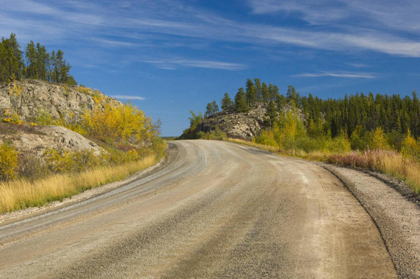 无人,横图,室外,白天,正面,石头,美景,山,山脉,树林,植物,道路,路,公路,加拿大,一排,阴影,整齐,光线,石子,影子,景观,山峰,云,云朵,交通,山峦,云彩,树,树木,排列,蓝色,绿色,白云,蓝天,天空,阳光,自然,群山,天,景色,生长,晴朗,成长,北美,北美洲,队列,自然风光,延伸,美洲,首府,北亚美利加洲,亚美利加洲,西北地区,耶罗纳夫,延长,耶洛奈夫,石块,岩石,晴空,马路,彩图,黄刀镇
