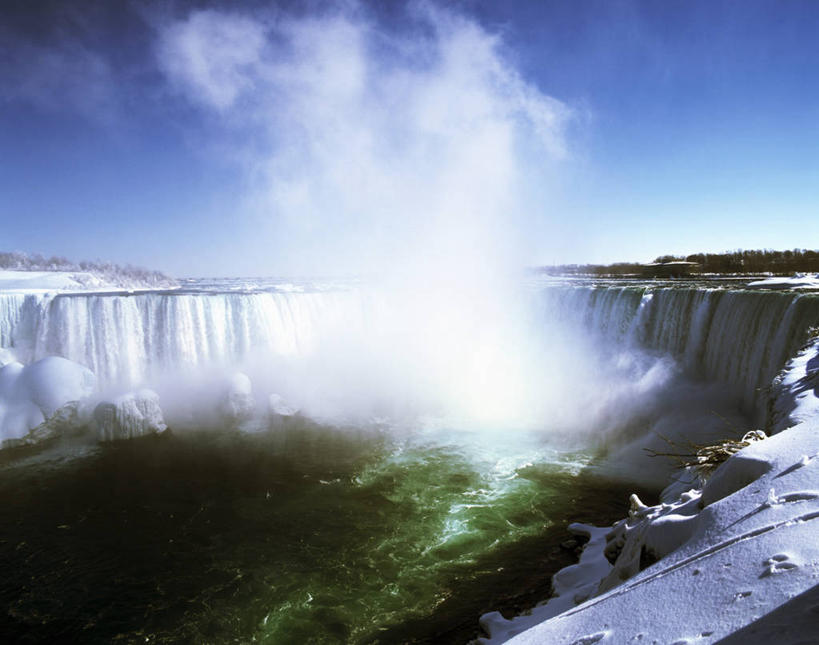无人,横图,室外,白天,正面,河流,石头,瀑布,水,雪,雾,大雪,纽约,美国,加拿大,一堆,阴影,堆叠,堆积,飞溅,沸腾,朦胧,模糊,溅,光线,蒸汽,石子,液体,影子,河水,积雪,水滴,水流,悬崖,雪景,冬季,冬天,水蒸气,雾气,水珠,蓝色,蓝天,天空,阳光,天,陡峭,寒冷,晴朗,堆,腐蚀,侵蚀,气体,北美,北美洲,喷洒,美洲,纽约州,万里无云,帝国之州,帝国州,蒸发,北亚美利加洲,亚美利加洲,严寒,绝壁,尼加拉瀑布,安大略省,安省,笔陡,峻峭,婚纱瀑布,马蹄瀑布,尼亚加拉大瀑布,尼亚加拉河,尼亚加拉瀑布,跌水,石块,岩石,晴空,晴空万里,彩图