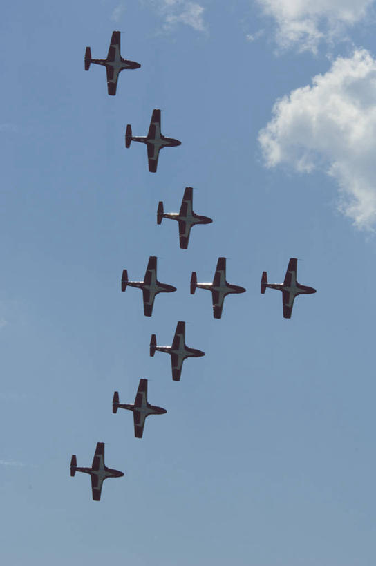 无人,竖图,室外,白天,仰视,飞机,加拿大,一排,许多,表演,整齐,并列,并排,交通,很多,航空,扮演,排列,蓝色,蓝天,天空,交通工具,天,运输,演出,北美,北美洲,队列,载具,美洲,平行,喷气式飞机,北亚美利加洲,亚美利加洲,育空,育空地区,彩图,低角度拍摄