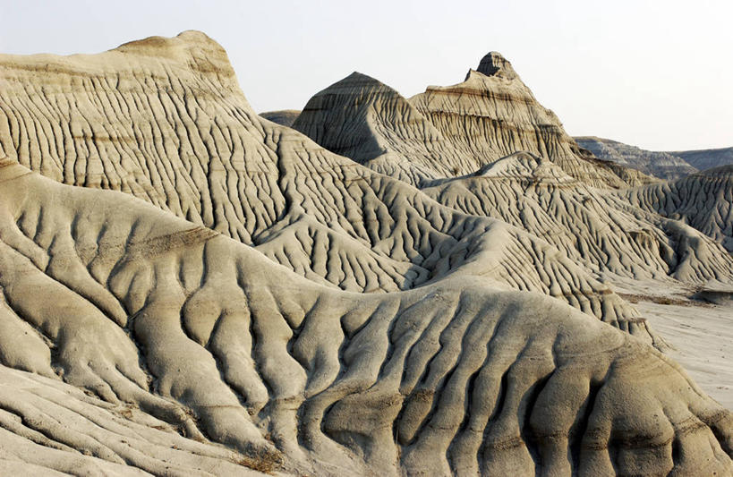 无人,公园,横图,室外,白天,仰视,旅游,度假,荒凉,石头,美景,加拿大,阴影,粗糙,光线,石子,影子,景观,悬崖,娱乐,蓝色,蓝天,天空,阳光,自然,天,享受,休闲,陡峭,景色,放松,高低,凹凸,毛糙,北美,北美洲,贫瘠,自然风光,美洲,阿尔伯塔省,阿尔伯塔,北亚美利加洲,亚美利加洲,绝壁,艾伯塔,艾伯塔省,笔陡,峻峭,瘠薄,亚伯达,省立恐龙公园,荒地,荒芜,石块,岩石,彩图,低角度拍摄,阿尔伯塔省恐龙公园,阿省,艾省,亚伯达省,亚省,粗拙