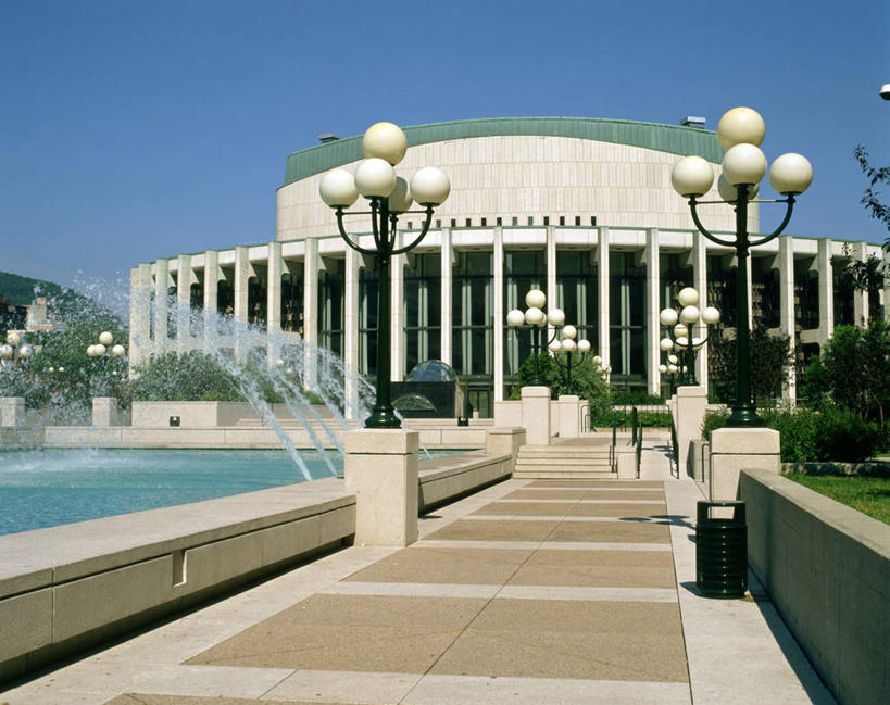 无人,横图,室外,白天,正面,旅游,度假,楼梯,标志建筑,地标,建筑,路灯,喷泉,照明,加拿大,一排,整齐,阶梯,景观,灯光,文化,娱乐,建设,台阶,灯,排列,蓝色,蓝天,天空,天,品味,享受,休闲,旅游胜地,放松,晴朗,照亮,北美,北美洲,照明设备,队列,美洲,水景,万里无云,北亚美利加洲,亚美利加洲,美观,魁北克省,蒙特利尔,蒙特利尔市,蒙特娄,圣人之城,设计,晴空,晴空万里,彩图,古壁省,魁省