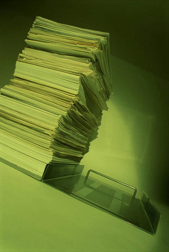 无人,竖图,室内,特写,白天,仰视,静物,玻璃,一堆,阴影,堆叠,堆积,反射,材料,档案,文件,影子,纸,繁忙,玻璃制品,盒子,绿色,包装盒,手稿,信箱,资料,堆,证明,文档,忙碌,劳碌,彩图,低角度拍摄
