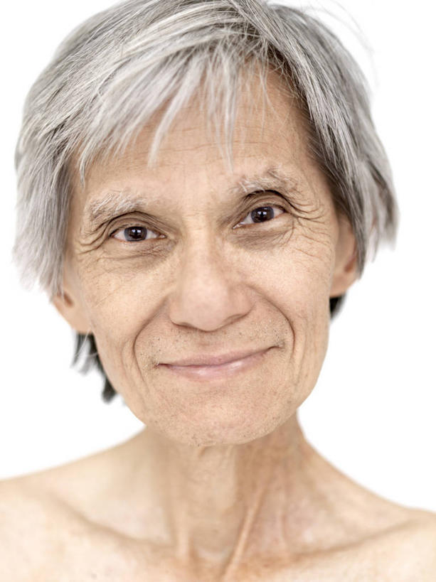 西方人,脸,头,脸颊,脖子,皱纹,头发,一个人,竖图,室内,特写,白天,白色背景,正面,欧洲,欧洲人,仅一个男性,仅一个人,阴影,反射,影子,注视,裸露,肩膀,观察,看,仅一个老年男性,摄影,影棚,观看,灰白,察看,关注,裸,瘦弱,衰弱,消瘦,苍老,衰老,朽迈,老年男性,男人,男性,白种人,头部,脖,颈,颈部,脸部,脸蛋,面部,半身,彩图,影棚拍摄,拍摄