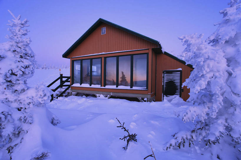 无人,家,横图,室外,白天,正面,旅游,度假,美景,森林,树林,雪,植物,大雪,加拿大,阴影,光线,影子,房屋,屋子,积雪,景观,雪景,云,云朵,冬季,冬天,云彩,娱乐,楼房,住宅,树,树木,蓝色,绿色,白云,蓝天,天空,阳光,自然,天,享受,休闲,景色,放松,寒冷,生长,成长,北美,北美洲,自然风光,美洲,北亚美利加洲,亚美利加洲,严寒,魁北克省,彩图,房子,盖斯佩半岛,古壁省,魁省