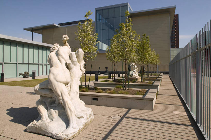 无人,家,栏杆,横图,室外,白天,正面,旅游,度假,草地,草坪,美景,植物,雕塑,加拿大,一座,阴影,艺术,装饰,光线,雕刻,雕像,影子,房屋,屋子,景观,云,云朵,围栏,云彩,娱乐,护栏,楼房,住宅,草,树,树木,蓝色,绿色,白云,蓝天,天空,阳光,自然,工艺品,天,享受,休闲,景色,放松,创意,生长,成长,纪念,美术,北美,北美洲,自然风光,主题,美洲,陈列,创新,功能,美学,北亚美利加洲,亚美利加洲,新意,安大略省,安省,汉密尔顿,彩图,房子