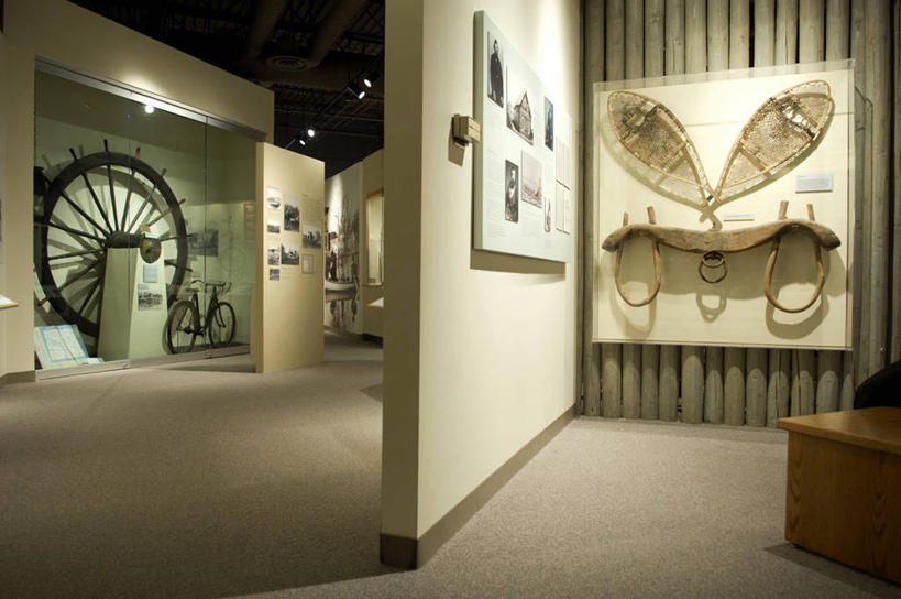 无人,博物馆,横图,室内,白天,正面,度假,美景,城市风光,城市,自行车,照明,美国,阴影,研究,反射,壁灯,影子,墙,景观,灯光,教育,娱乐,墙壁,墙面,车,脚踏车,灯,灯具,交通工具,享受,休闲,景色,放松,展览,照亮,北美,北美洲,照明设备,欣赏,载具,美洲,陈列,雪鞋,北亚美利加洲,亚美利加洲,北达科他,北达科他州,苏族之州,金翼啄木鸟尾之州,典藏,彩图,彭比纳县