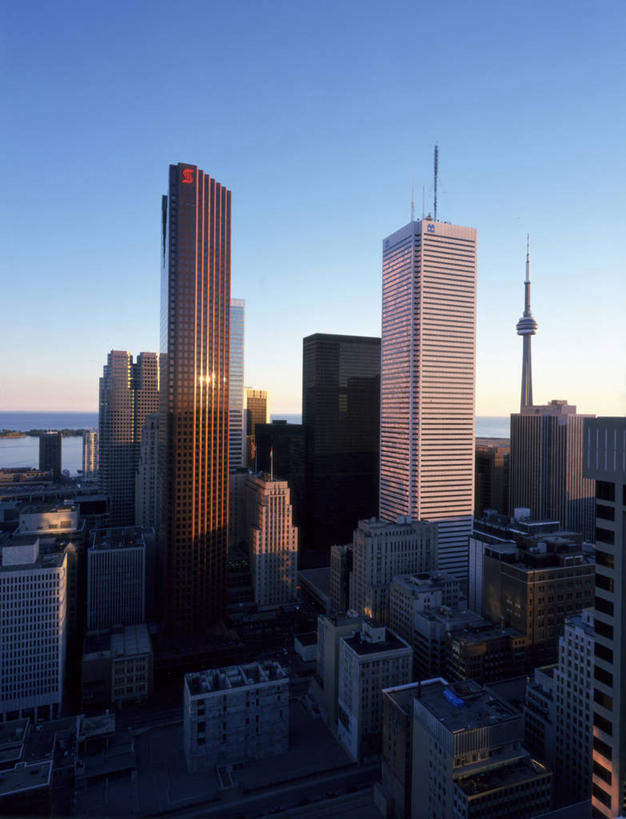 无人,高楼大厦,竖图,俯视,航拍,室外,白天,度假,美景,城市风光,标志建筑,城市,大厦,地标,建筑,摩天大楼,加拿大,阴影,光线,影子,景观,娱乐,建设,蓝色,蓝天,天空,阳光,天,享受,休闲,景色,放松,晴朗,北美,北美洲,鸟瞰,美洲,电视塔,多伦多,万里无云,省会,北亚美利加洲,亚美利加洲,加拿大多伦多电视塔,加拿大国家电视塔,CN电视塔,安大略省,安省,北方好莱坞,多伦多市,西恩塔,晴空,晴空万里,彩图,高角度拍摄,大楼,高层建筑,高楼,摩天楼