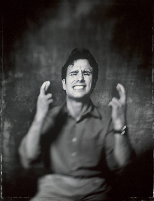 西方人,中指,一个人,闭眼,笑,交叉,微笑,露齿笑,竖图,黑白,室内,白天,正面,欧洲,欧洲人,仅一个男性,仅一个人,阴影,服装,朦胧,模糊,曲折,时间,光线,时钟,手表,影子,计时,休闲装,仅一个年轻男性,衣服,阳光,钟表,祈祷,手势,休闲,休闲服,表,服饰,期待,腕表,虚假,誓言,食指,亲近,祝愿,期盼,邪恶,结束,终结,完成,赌咒,撒谎,欺骗,谎言,隐瞒,相交,交集,幸运,男人,男性,年轻男性,白种人,钟,闭眼睛,闭着眼,闭着眼睛,半身