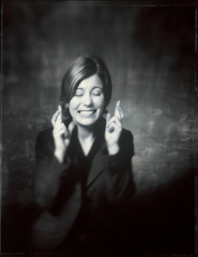 西方人,中指,一个人,闭眼,笑,交叉,微笑,露齿笑,竖图,黑白,室内,白天,正面,欧洲,欧洲人,仅一个年轻女性,仅一个女性,仅一个人,阴影,服装,朦胧,模糊,曲折,时间,光线,时钟,手表,影子,计时,休闲装,衣服,阳光,钟表,祈祷,手势,休闲,休闲服,表,服饰,期待,腕表,虚假,誓言,食指,亲近,祝愿,期盼,邪恶,结束,终结,完成,赌咒,撒谎,欺骗,谎言,隐瞒,相交,交集,幸运,年轻女性,女人,女性,白种人,钟,闭眼睛,闭着眼,闭着眼睛,半身