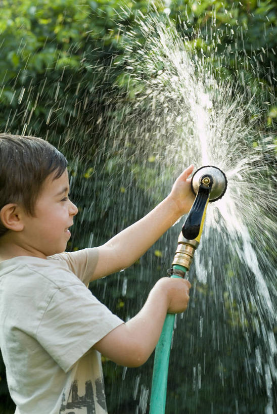 西方人,儿童,一个人,站,笑,微笑,露齿笑,竖图,室外,特写,白天,侧面,植物,欧洲,欧洲人,仅一个男性,仅一个人,握,阴影,服装,光线,影子,塑料,拿,拿着,休闲装,水管,树,树木,小孩,衣服,绿色,阳光,自然,塑料制品,站着,仅一个小孩,休闲,休闲服,握着,服饰,生长,成长,水枪,软管,高压水枪,男孩,男人,男性,白种人,孩子,站立,半身,彩图,男生