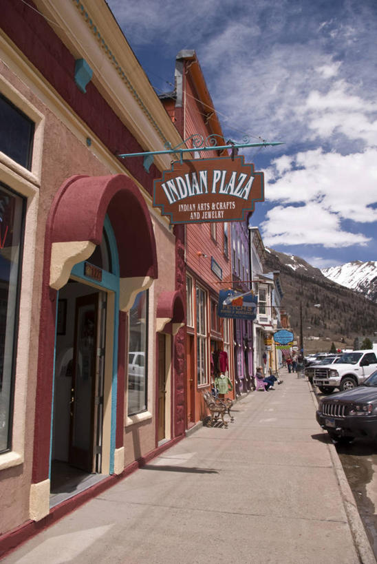 无人,商店,竖图,室外,白天,正面,山,雪,雪山,大雪,标志建筑,道路,地标,建筑,路,汽车,美国,一堆,一排,阴影,堆叠,堆积,整齐,光线,英文,标志,广告牌,文字,影子,字符,字母,冰,积雪,山峰,雪景,云,云朵,冬季,冬天,建筑群,小路,交通,山峦,云彩,标识,建设,商铺,车,排列,蓝色,白云,蓝天,天空,阳光,交通工具,轿车,天,寒冷,晴朗,堆,英文字母,冰冷,北美,北美洲,队列,载具,美洲,科罗拉多州,科罗拉多,北亚美利加洲,亚美利加洲,严寒,冰凉,酷寒,凛冽,凛凛,极冷,百年州,市肆,商号,晴空,彩图,店铺